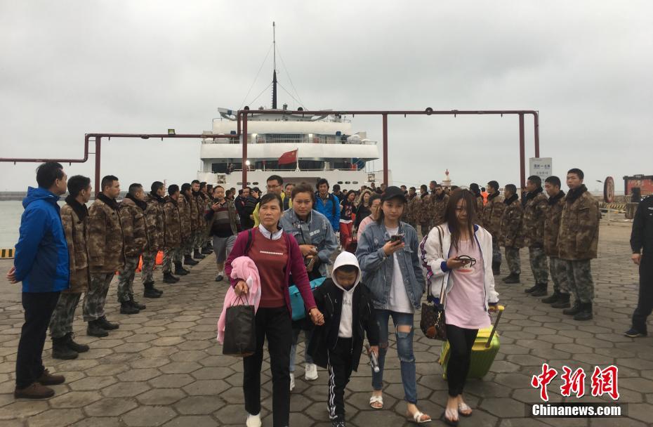 温州小巷子坐在门口的人(内乡县),温州大街小巷
